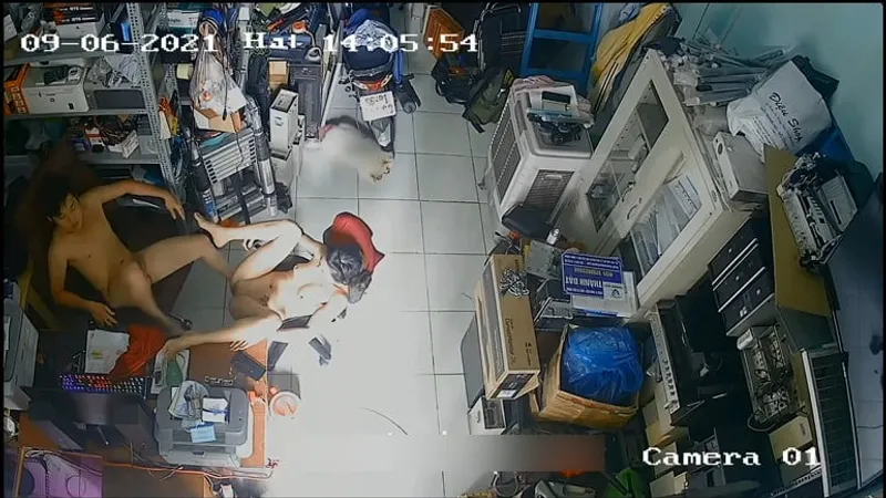 Người vợ ông xã làm tình nhau trong của hàng máy tính